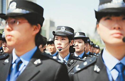 丁晓兵与女子救护队员的动人故事，爱情与英雄主义的美丽交织，丁晓兵与女子救护队员，爱情与英雄主义的动人篇章