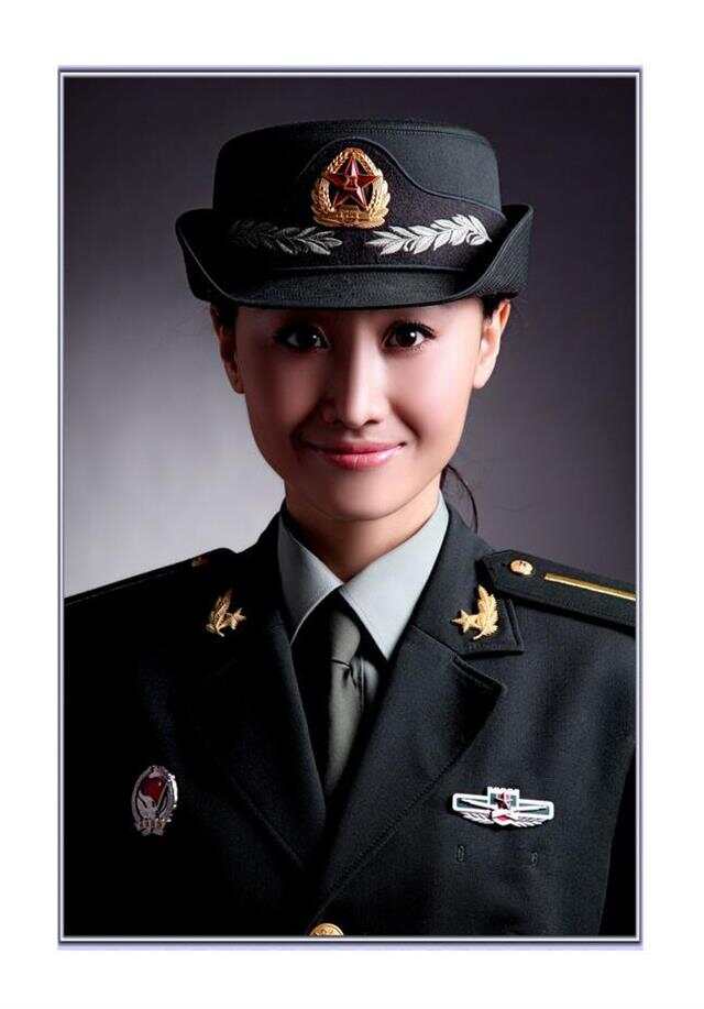 超霸气中国女兵的照片，展现力量与荣耀，中国女兵的力量与荣耀，霸气侧漏的照片展现风采