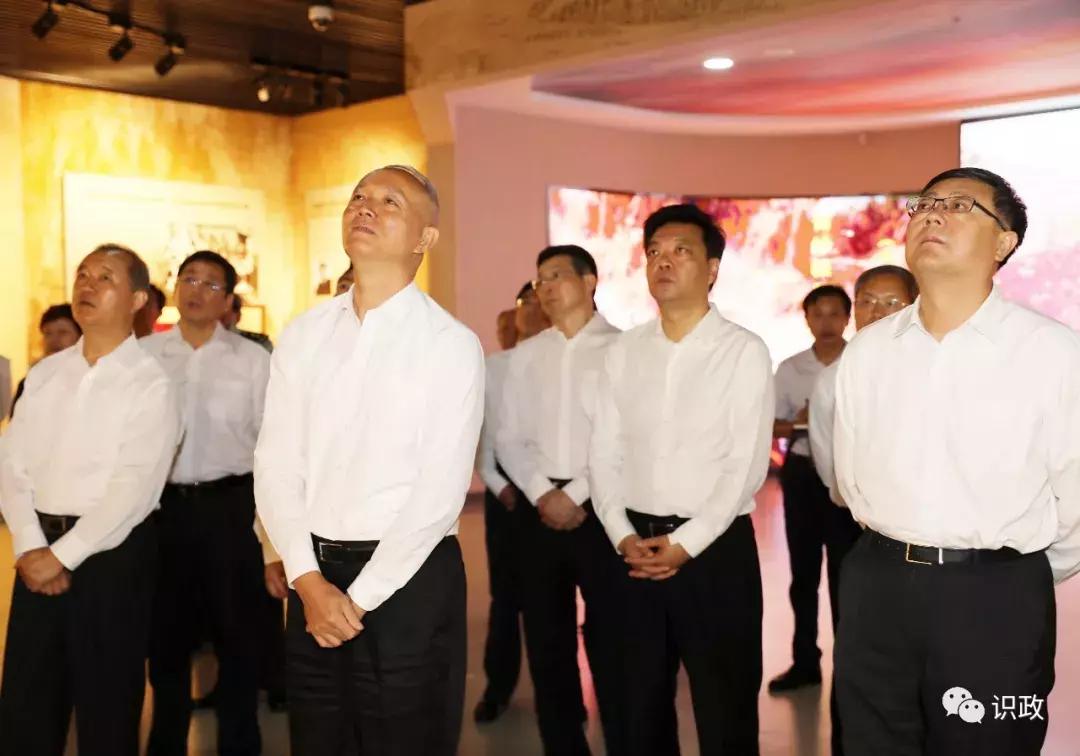 航母舰长与县长，职责与地位的对比解析，航母舰长与县长，职责与地位深度对比解析
