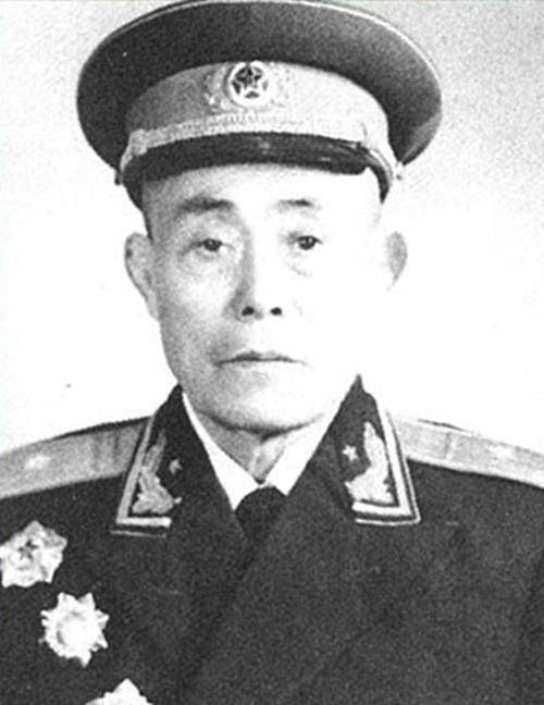 军事职级解析，上将大于少将吗？，军事职级解析，上将与少将的等级差异及对比